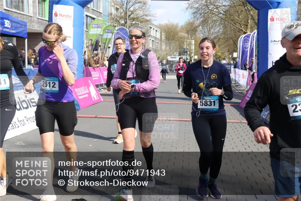 12.04.2026 - 45. Internationalen Wilhelmsburger Insellauf Strokosch-Dieckow http://msf.ph/oto/9471943 12.04.2026 11:28:25 Ziel 2310, 2237, 2140, 5831, 2511, 2512, 2352, 3451 meine-sportfotos.de