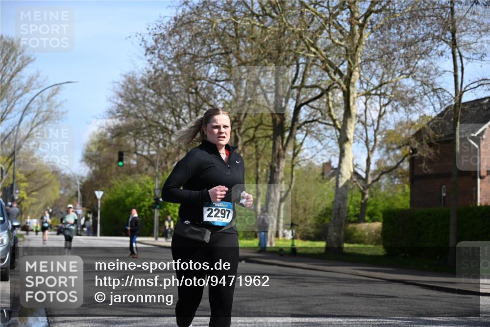 12.04.2026 - 45. Internationalen Wilhelmsburger Insellauf J. Mangold http://msf.ph/oto/9471962 12.04.2026 11:28:22 Ziel 2297, 2429, 2342, 2109 meine-sportfotos.de