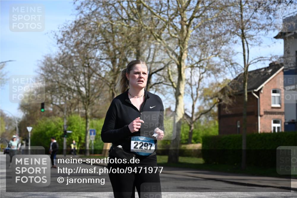 12.04.2026 - 45. Internationalen Wilhelmsburger Insellauf J. Mangold http://msf.ph/oto/9471977 12.04.2026 11:28:23 Ziel 2297, 2429, 2342, 2109 meine-sportfotos.de