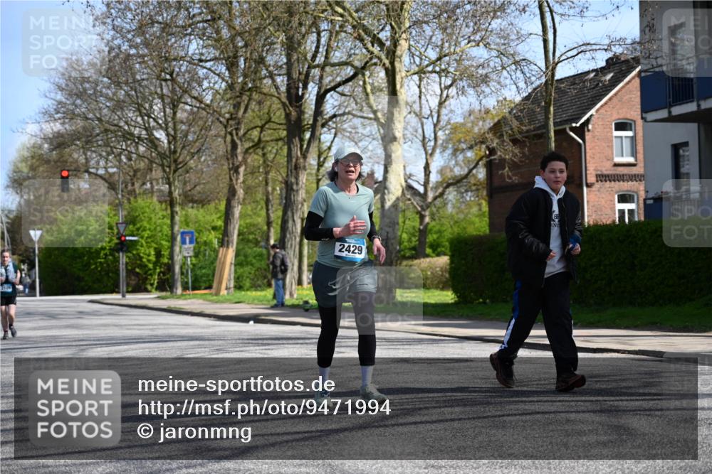 12.04.2026 - 45. Internationalen Wilhelmsburger Insellauf J. Mangold http://msf.ph/oto/9471994 12.04.2026 11:28:32 Ziel 2297, 2429, 2342, 2109 meine-sportfotos.de