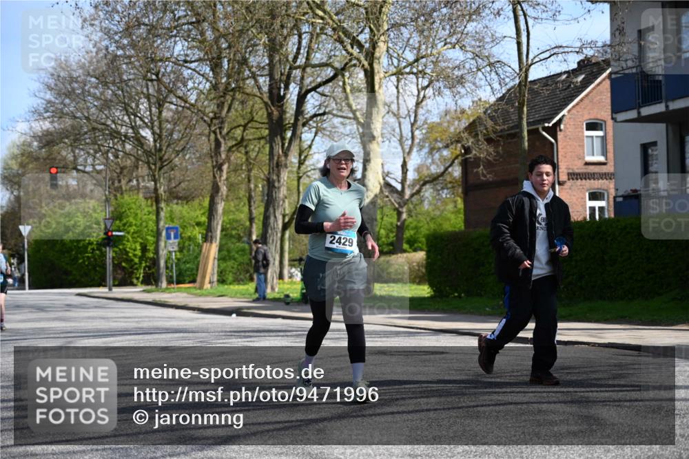 12.04.2026 - 45. Internationalen Wilhelmsburger Insellauf J. Mangold http://msf.ph/oto/9471996 12.04.2026 11:28:32 Ziel 2297, 2429, 2342, 2109 meine-sportfotos.de