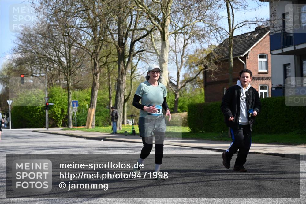 12.04.2026 - 45. Internationalen Wilhelmsburger Insellauf J. Mangold http://msf.ph/oto/9471998 12.04.2026 11:28:32 Ziel 2297, 2429, 2342, 2109 meine-sportfotos.de