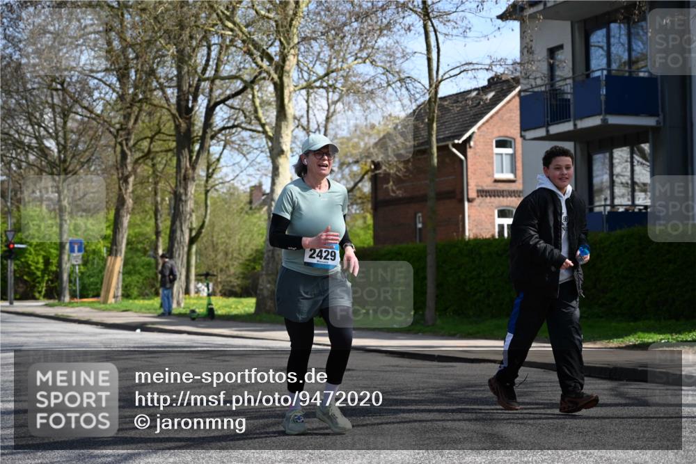 12.04.2026 - 45. Internationalen Wilhelmsburger Insellauf J. Mangold http://msf.ph/oto/9472020 12.04.2026 11:28:33 Ziel 2297, 2429, 2429, 2342, 2109 meine-sportfotos.de