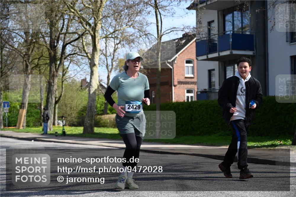 12.04.2026 - 45. Internationalen Wilhelmsburger Insellauf J. Mangold http://msf.ph/oto/9472028 12.04.2026 11:28:33 Ziel 2297, 2429, 2429, 2342, 2109 meine-sportfotos.de