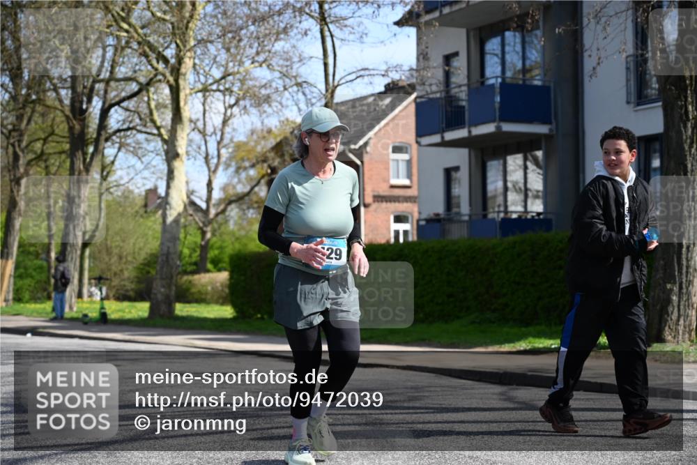 12.04.2026 - 45. Internationalen Wilhelmsburger Insellauf J. Mangold http://msf.ph/oto/9472039 12.04.2026 11:28:34 Ziel 2297, 2429, 2342, 2109 meine-sportfotos.de