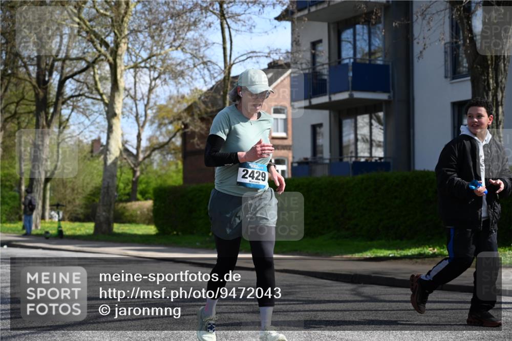 12.04.2026 - 45. Internationalen Wilhelmsburger Insellauf J. Mangold http://msf.ph/oto/9472043 12.04.2026 11:28:34 Ziel 2297, 2429, 2342, 2109 meine-sportfotos.de