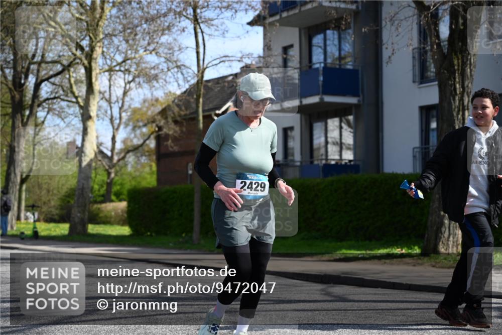 12.04.2026 - 45. Internationalen Wilhelmsburger Insellauf J. Mangold http://msf.ph/oto/9472047 12.04.2026 11:28:34 Ziel 2297, 2429, 2342, 2109 meine-sportfotos.de