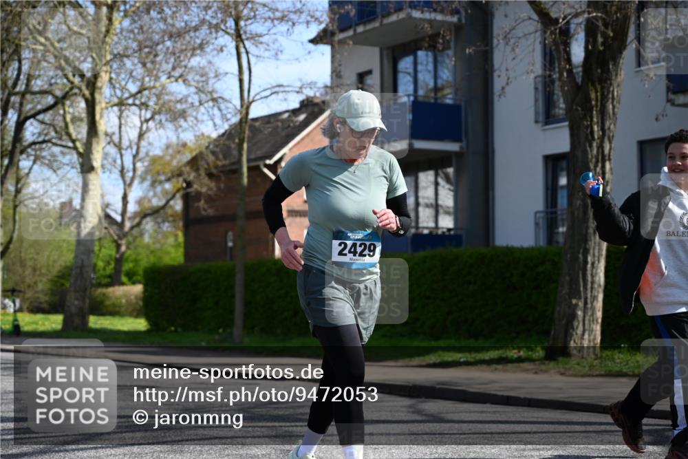 12.04.2026 - 45. Internationalen Wilhelmsburger Insellauf J. Mangold http://msf.ph/oto/9472053 12.04.2026 11:28:34 Ziel 2297, 2429, 2342, 2109 meine-sportfotos.de