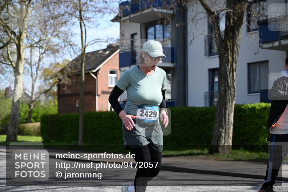 12.04.2026 - 45. Internationalen Wilhelmsburger Insellauf J. Mangold http://msf.ph/oto/9472057 12.04.2026 11:28:34 Ziel 2297, 2429, 2342, 2109 meine-sportfotos.de