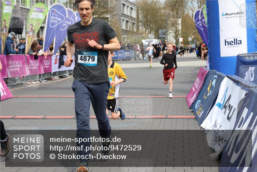 12.04.2026 - 45. Internationalen Wilhelmsburger Insellauf Strokosch-Dieckow http://msf.ph/oto/9472529 12.04.2026 12:53:28 Ziel 2896, 5621, 4879, 4891, 5127, 2218 meine-sportfotos.de
