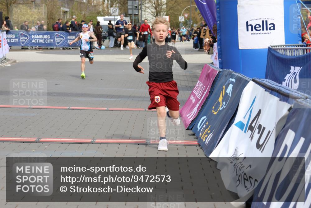 12.04.2026 - 45. Internationalen Wilhelmsburger Insellauf Strokosch-Dieckow http://msf.ph/oto/9472573 12.04.2026 12:53:29 Ziel 5621, 4879, 4891, 5127, 2218 meine-sportfotos.de