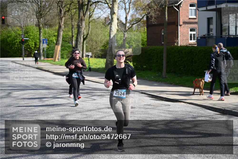 12.04.2026 - 45. Internationalen Wilhelmsburger Insellauf J. Mangold http://msf.ph/oto/9472667 12.04.2026 11:30:58 Ziel 3111, 2524, 2475, 2279, 3058 meine-sportfotos.de