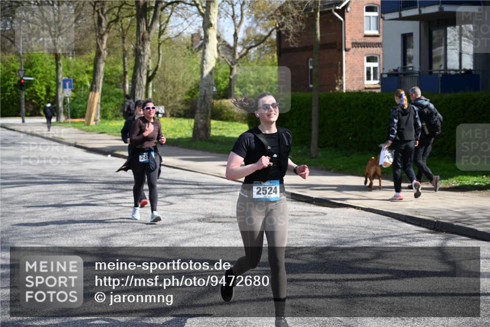 12.04.2026 - 45. Internationalen Wilhelmsburger Insellauf J. Mangold http://msf.ph/oto/9472680 12.04.2026 11:30:58 Ziel 3111, 2524, 2475, 2279, 3058 meine-sportfotos.de