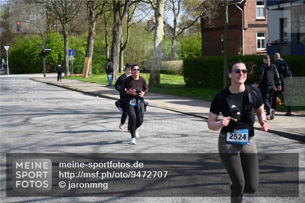 12.04.2026 - 45. Internationalen Wilhelmsburger Insellauf J. Mangold http://msf.ph/oto/9472707 12.04.2026 11:30:58 Ziel 3111, 2524, 2475, 2279, 3058 meine-sportfotos.de
