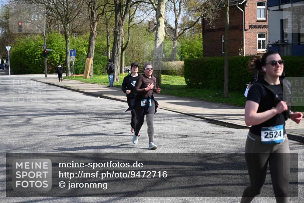 12.04.2026 - 45. Internationalen Wilhelmsburger Insellauf J. Mangold http://msf.ph/oto/9472716 12.04.2026 11:30:59 Ziel 3111, 2524, 2475, 2279, 3058 meine-sportfotos.de
