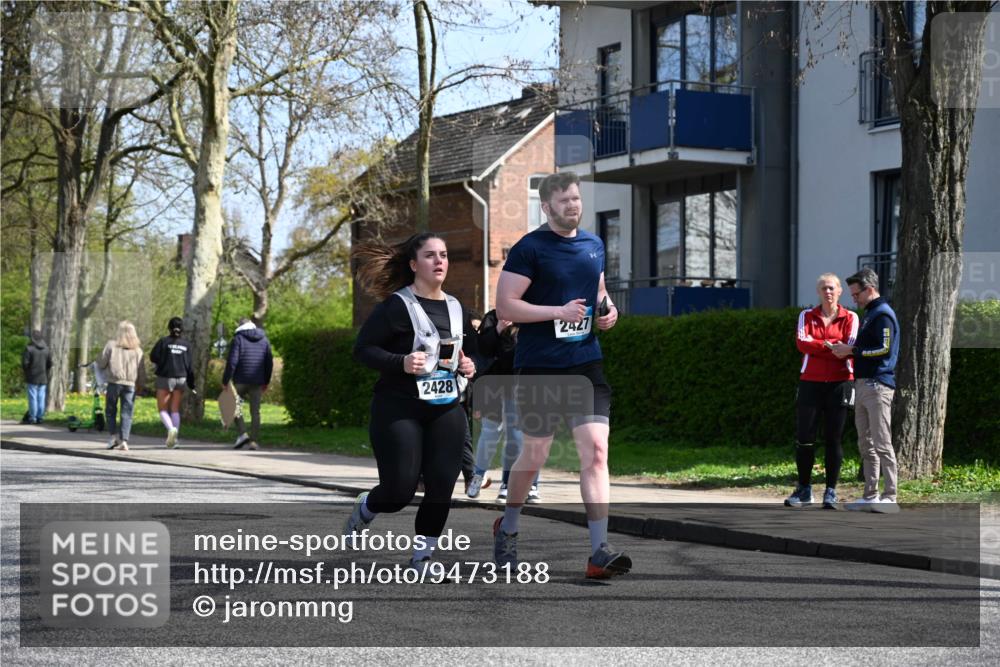 12.04.2026 - 45. Internationalen Wilhelmsburger Insellauf J. Mangold http://msf.ph/oto/9473188 12.04.2026 11:36:22 Ziel 2653, 2428, 2427 meine-sportfotos.de