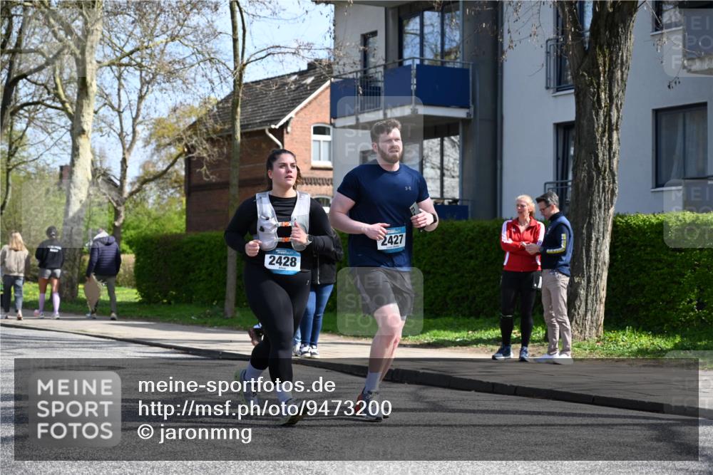12.04.2026 - 45. Internationalen Wilhelmsburger Insellauf J. Mangold http://msf.ph/oto/9473200 12.04.2026 11:36:22 Ziel 2653, 2428, 2427 meine-sportfotos.de