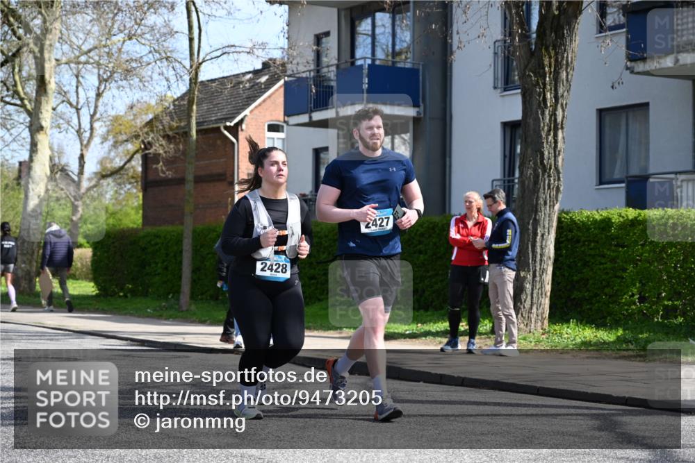 12.04.2026 - 45. Internationalen Wilhelmsburger Insellauf J. Mangold http://msf.ph/oto/9473205 12.04.2026 11:36:22 Ziel 2653, 2428, 2427 meine-sportfotos.de