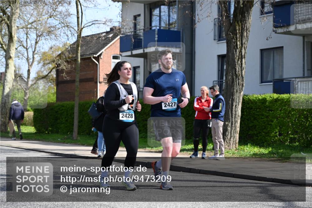 12.04.2026 - 45. Internationalen Wilhelmsburger Insellauf J. Mangold http://msf.ph/oto/9473209 12.04.2026 11:36:22 Ziel 2653, 2428, 2427 meine-sportfotos.de