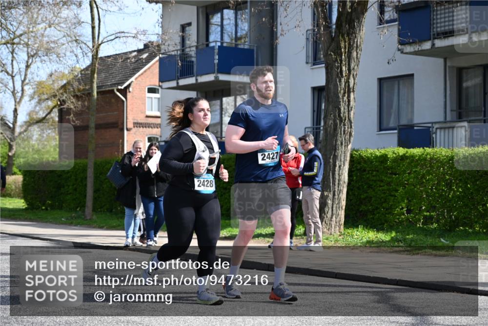 12.04.2026 - 45. Internationalen Wilhelmsburger Insellauf J. Mangold http://msf.ph/oto/9473216 12.04.2026 11:36:22 Ziel 2653, 2428, 2427 meine-sportfotos.de