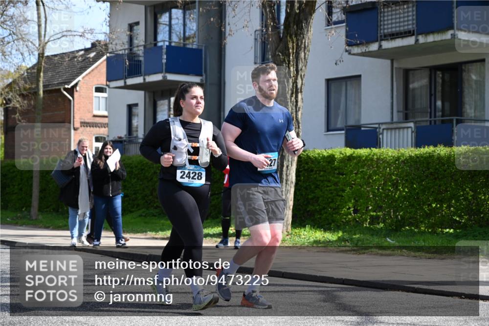 12.04.2026 - 45. Internationalen Wilhelmsburger Insellauf J. Mangold http://msf.ph/oto/9473225 12.04.2026 11:36:23 Ziel 2653, 2428, 2427 meine-sportfotos.de