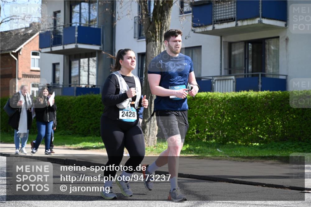 12.04.2026 - 45. Internationalen Wilhelmsburger Insellauf J. Mangold http://msf.ph/oto/9473237 12.04.2026 11:36:23 Ziel 2653, 2428, 2427 meine-sportfotos.de