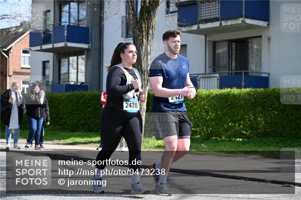12.04.2026 - 45. Internationalen Wilhelmsburger Insellauf J. Mangold http://msf.ph/oto/9473238 12.04.2026 11:36:23 Ziel 2653, 2428, 2427 meine-sportfotos.de