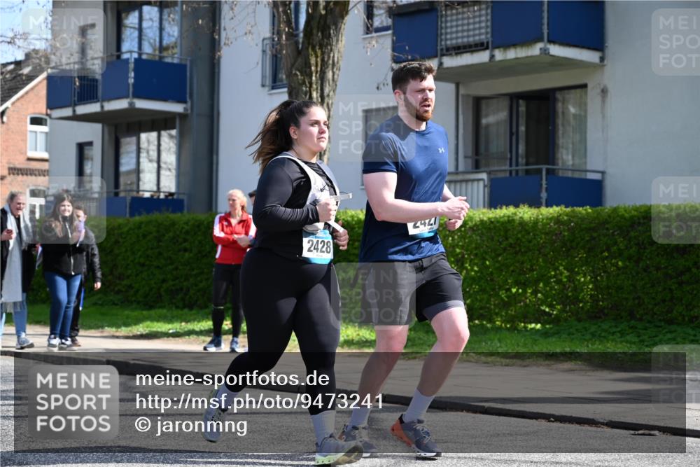 12.04.2026 - 45. Internationalen Wilhelmsburger Insellauf J. Mangold http://msf.ph/oto/9473241 12.04.2026 11:36:23 Ziel 2653, 2428, 2427 meine-sportfotos.de