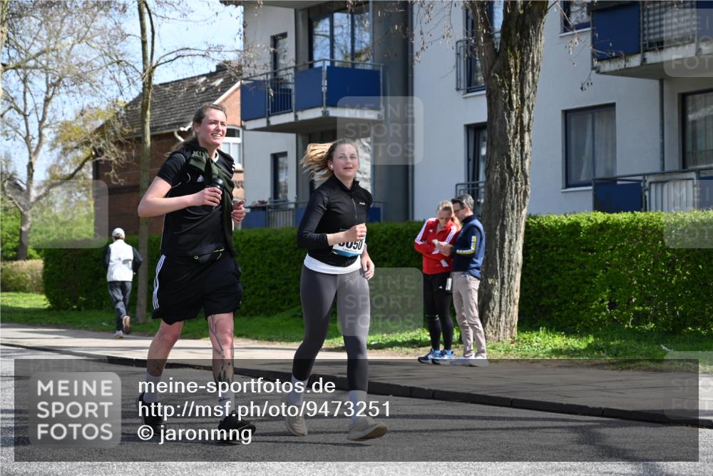 12.04.2026 - 45. Internationalen Wilhelmsburger Insellauf J. Mangold http://msf.ph/oto/9473251 12.04.2026 11:37:09 Ziel 3050, 3051 meine-sportfotos.de
