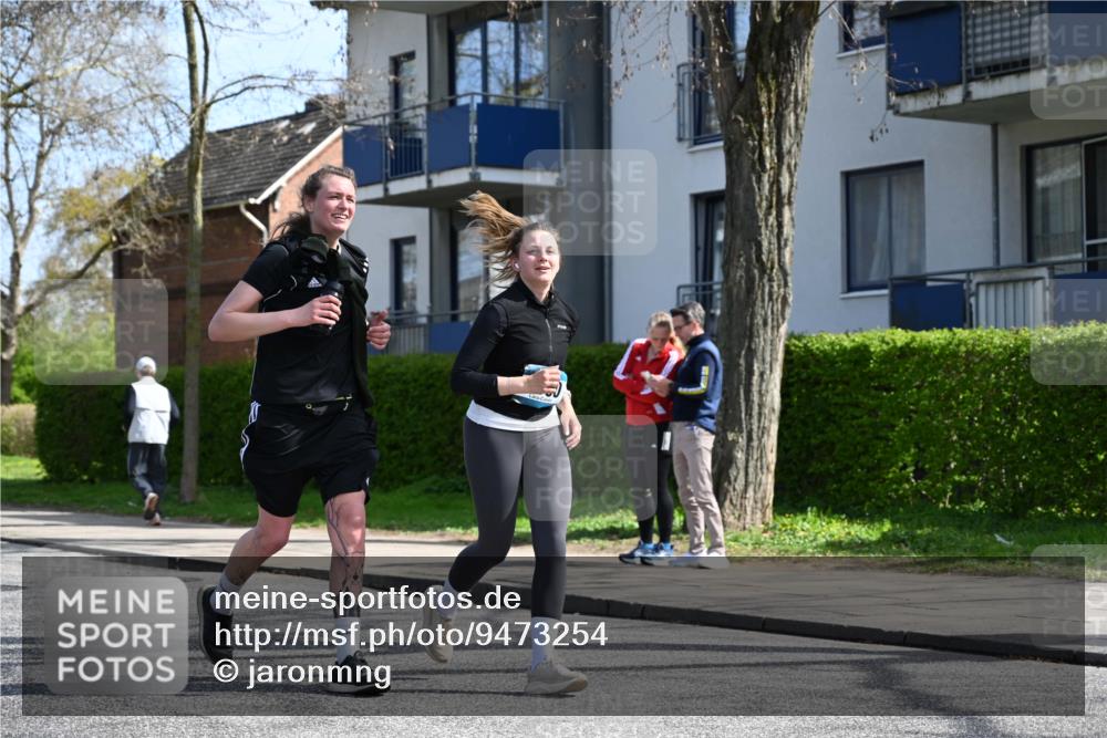 12.04.2026 - 45. Internationalen Wilhelmsburger Insellauf J. Mangold http://msf.ph/oto/9473254 12.04.2026 11:37:10 Ziel 3050, 3051 meine-sportfotos.de