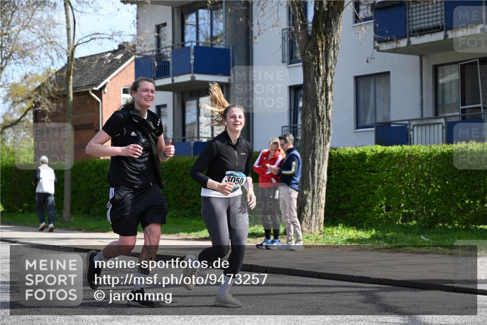 12.04.2026 - 45. Internationalen Wilhelmsburger Insellauf J. Mangold http://msf.ph/oto/9473257 12.04.2026 11:37:10 Ziel 3050, 3051 meine-sportfotos.de