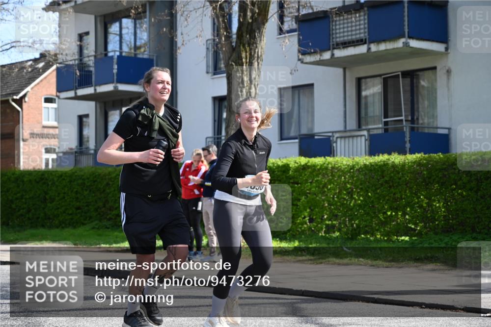 12.04.2026 - 45. Internationalen Wilhelmsburger Insellauf J. Mangold http://msf.ph/oto/9473276 12.04.2026 11:37:10 Ziel 3050, 3051 meine-sportfotos.de