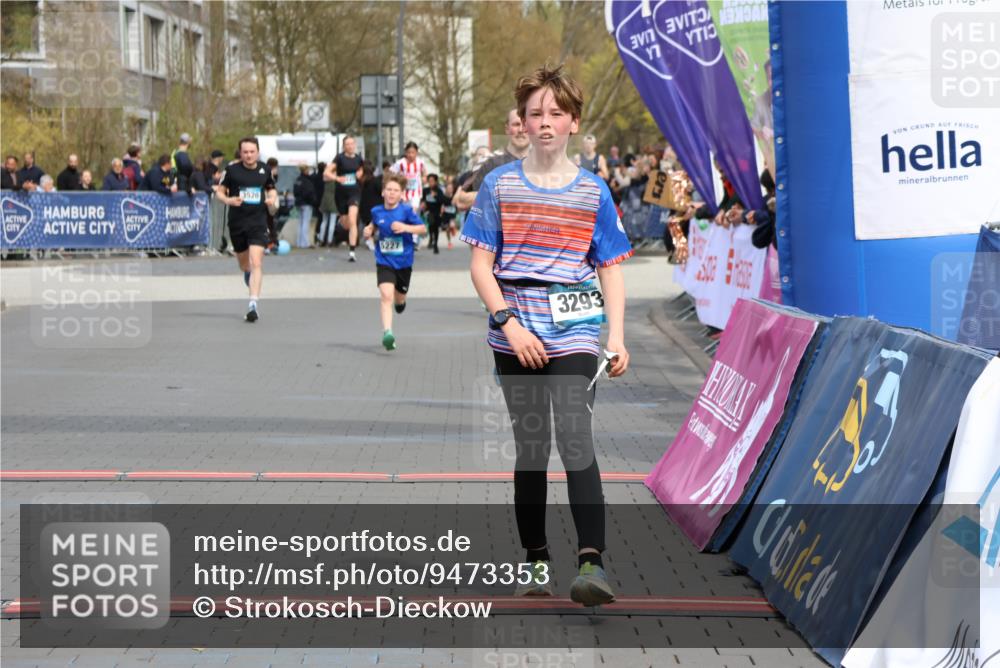12.04.2026 - 45. Internationalen Wilhelmsburger Insellauf Strokosch-Dieckow http://msf.ph/oto/9473353 12.04.2026 12:54:05 Ziel 3293, 4317, 5227 meine-sportfotos.de