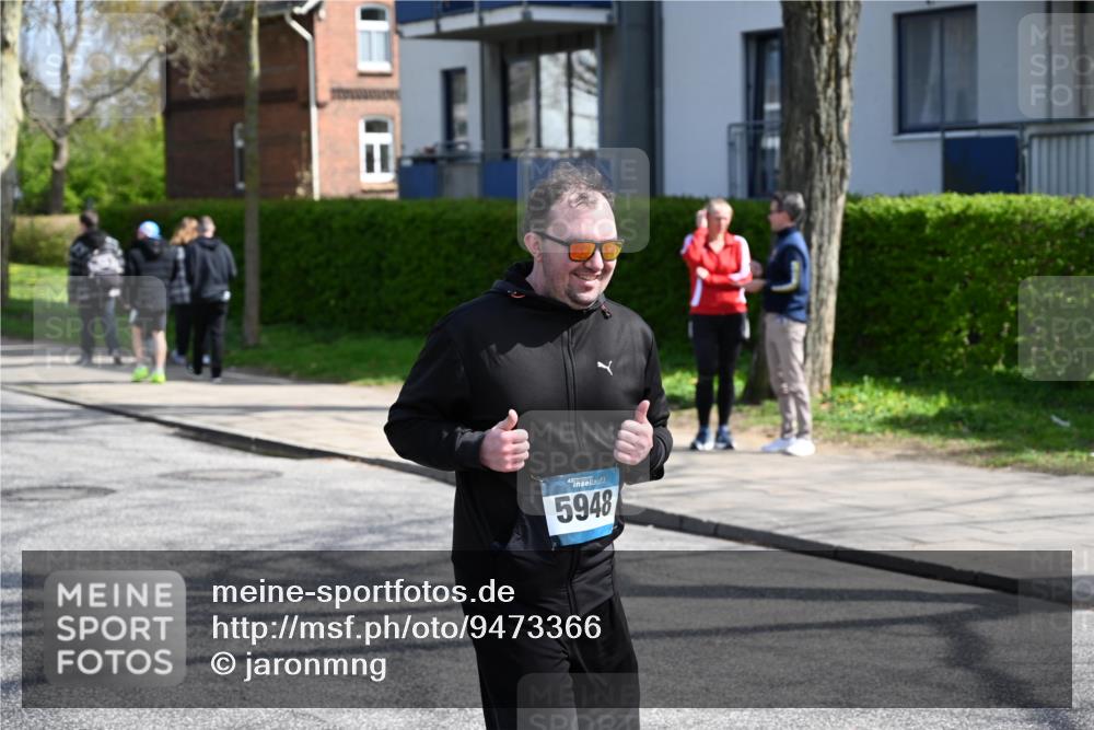 12.04.2026 - 45. Internationalen Wilhelmsburger Insellauf J. Mangold http://msf.ph/oto/9473366 12.04.2026 11:37:54 Ziel 5948, 5655, 5656, 5656 meine-sportfotos.de