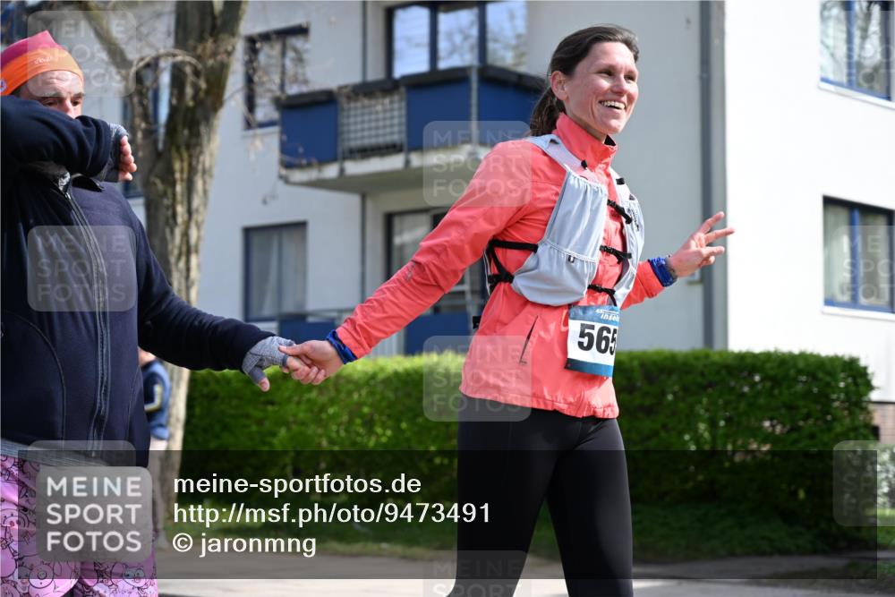 12.04.2026 - 45. Internationalen Wilhelmsburger Insellauf J. Mangold http://msf.ph/oto/9473491 12.04.2026 11:38:04 Ziel 5948, 5655, 5656, 3354, 2955 meine-sportfotos.de