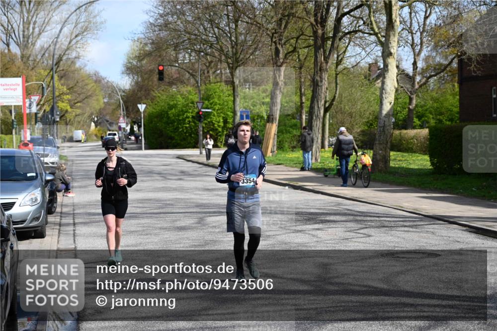 12.04.2026 - 45. Internationalen Wilhelmsburger Insellauf J. Mangold http://msf.ph/oto/9473506 12.04.2026 11:38:26 Ziel 5655, 5656, 3354, 2955 meine-sportfotos.de