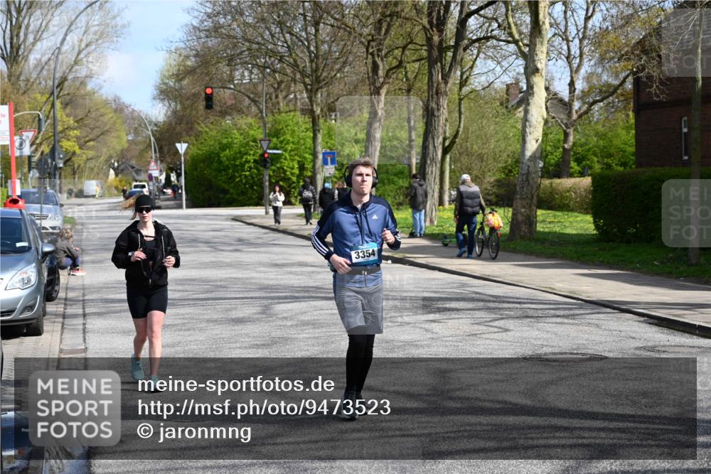 12.04.2026 - 45. Internationalen Wilhelmsburger Insellauf J. Mangold http://msf.ph/oto/9473523 12.04.2026 11:38:27 Ziel 5655, 5656, 3354, 2955 meine-sportfotos.de