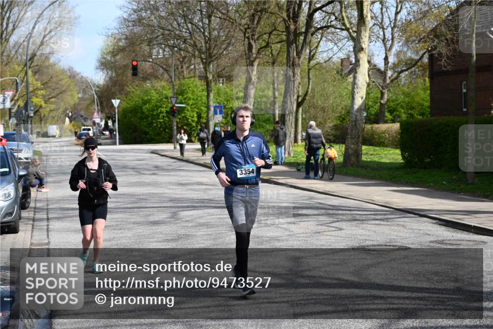 12.04.2026 - 45. Internationalen Wilhelmsburger Insellauf J. Mangold http://msf.ph/oto/9473527 12.04.2026 11:38:27 Ziel 5655, 5656, 3354, 2955 meine-sportfotos.de