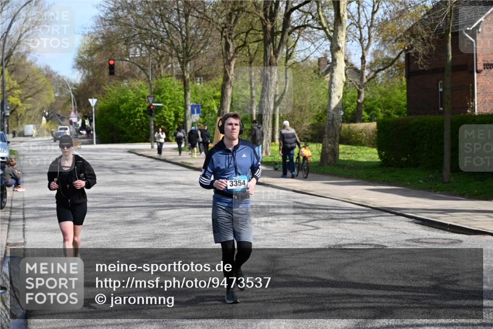 12.04.2026 - 45. Internationalen Wilhelmsburger Insellauf J. Mangold http://msf.ph/oto/9473537 12.04.2026 11:38:27 Ziel 5655, 5656, 3354, 2955 meine-sportfotos.de