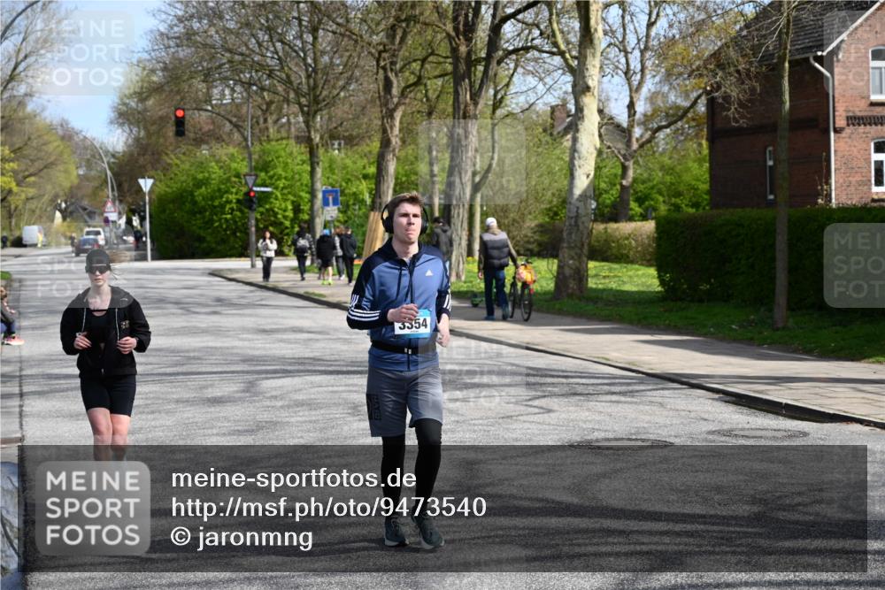 12.04.2026 - 45. Internationalen Wilhelmsburger Insellauf J. Mangold http://msf.ph/oto/9473540 12.04.2026 11:38:27 Ziel 5655, 5656, 3354, 2955 meine-sportfotos.de