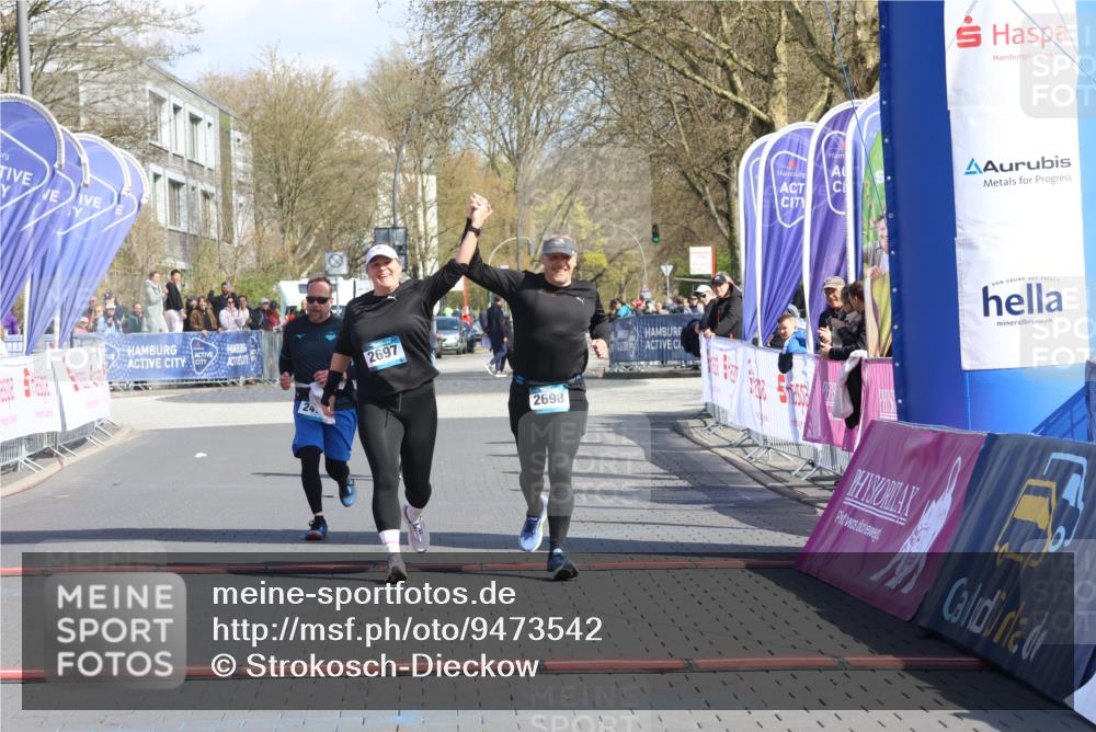 12.04.2026 - 45. Internationalen Wilhelmsburger Insellauf Strokosch-Dieckow http://msf.ph/oto/9473542 12.04.2026 11:30:35 Ziel 2697, 2698, 2476 meine-sportfotos.de