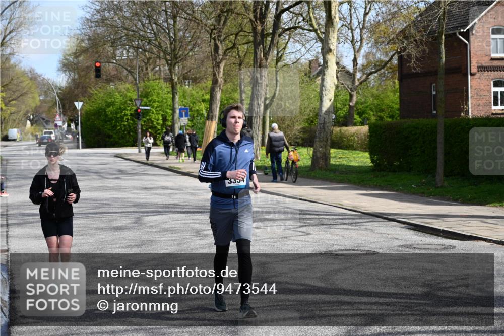 12.04.2026 - 45. Internationalen Wilhelmsburger Insellauf J. Mangold http://msf.ph/oto/9473544 12.04.2026 11:38:27 Ziel 5655, 5656, 3354, 2955 meine-sportfotos.de
