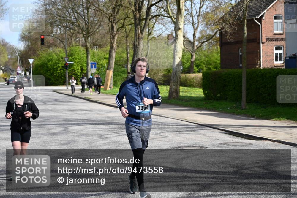 12.04.2026 - 45. Internationalen Wilhelmsburger Insellauf J. Mangold http://msf.ph/oto/9473558 12.04.2026 11:38:28 Ziel 5655, 5656, 3354, 2955, 2955 meine-sportfotos.de