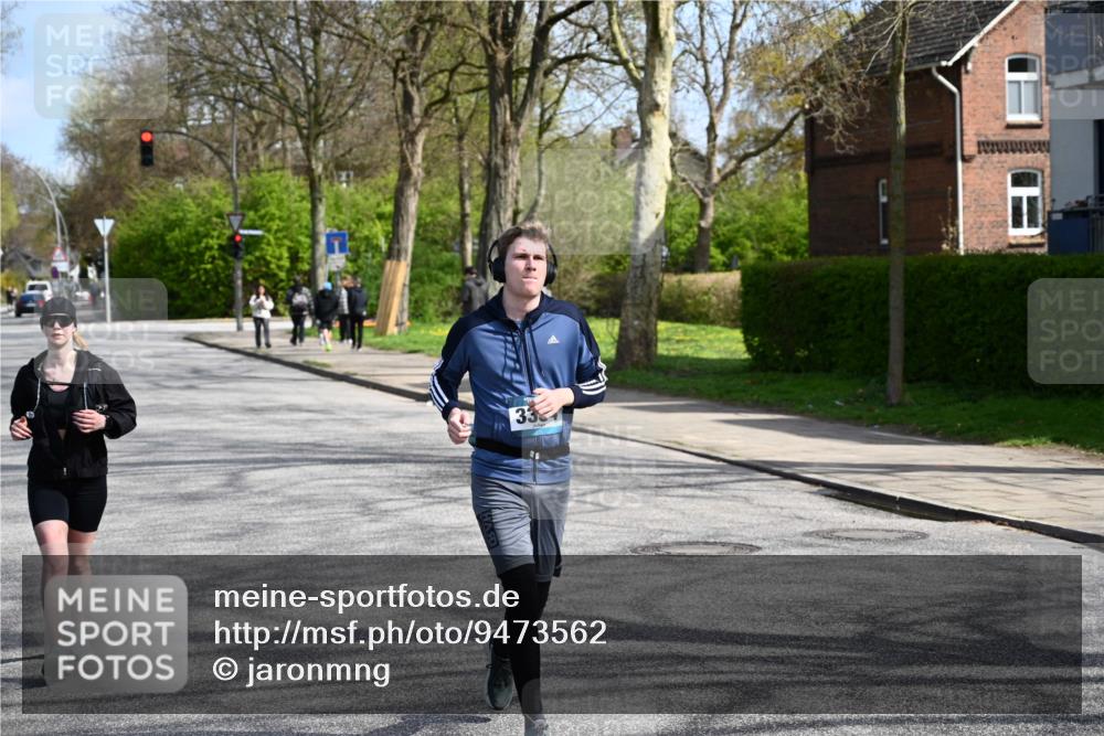12.04.2026 - 45. Internationalen Wilhelmsburger Insellauf J. Mangold http://msf.ph/oto/9473562 12.04.2026 11:38:28 Ziel 5655, 5656, 3354, 2955, 2955 meine-sportfotos.de