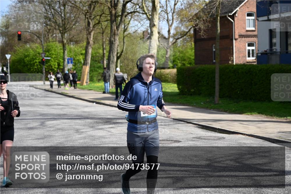 12.04.2026 - 45. Internationalen Wilhelmsburger Insellauf J. Mangold http://msf.ph/oto/9473577 12.04.2026 11:38:28 Ziel 5655, 5656, 3354, 2955, 2955 meine-sportfotos.de