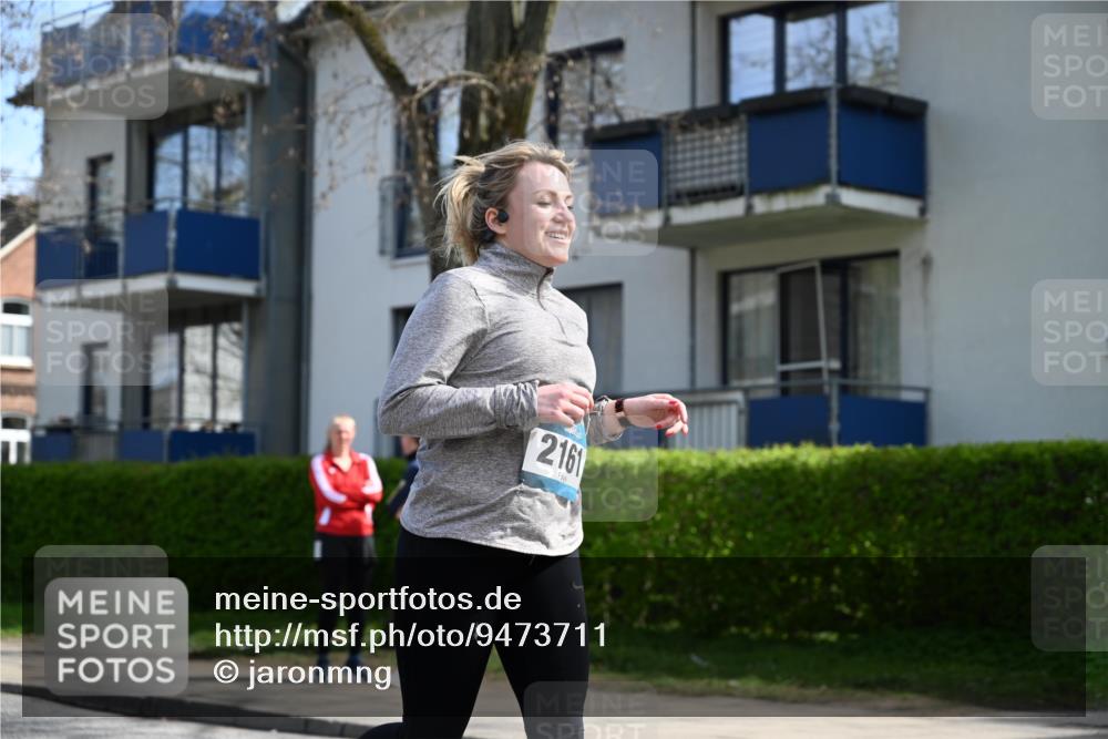 12.04.2026 - 45. Internationalen Wilhelmsburger Insellauf J. Mangold http://msf.ph/oto/9473711 12.04.2026 11:40:09 Ziel 2161, 2872, 4981 meine-sportfotos.de