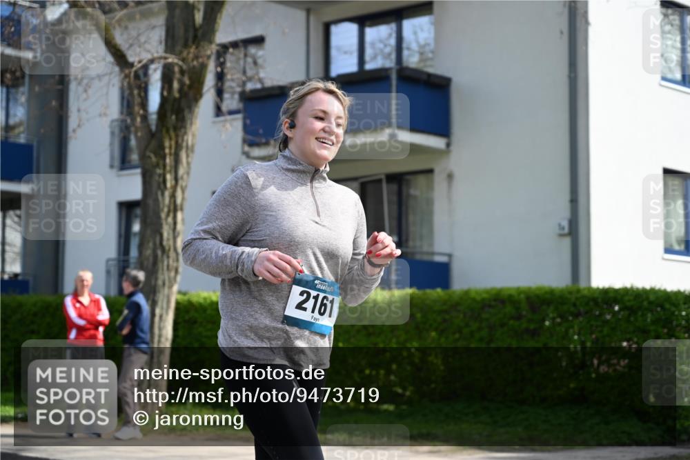 12.04.2026 - 45. Internationalen Wilhelmsburger Insellauf J. Mangold http://msf.ph/oto/9473719 12.04.2026 11:40:09 Ziel 2161, 2872, 4981 meine-sportfotos.de