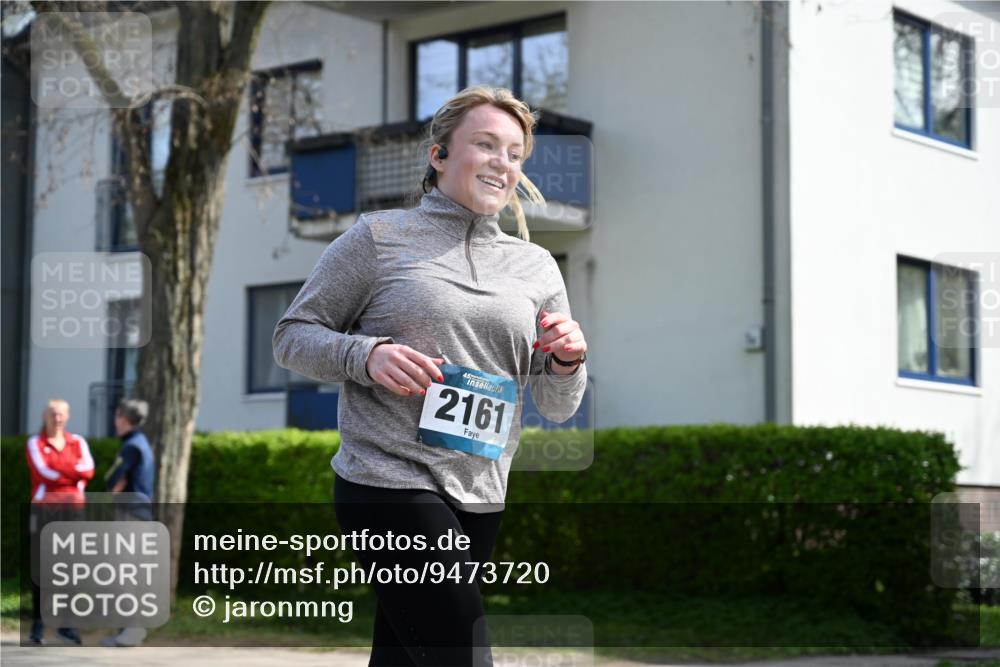 12.04.2026 - 45. Internationalen Wilhelmsburger Insellauf J. Mangold http://msf.ph/oto/9473720 12.04.2026 11:40:09 Ziel 2161, 2872, 4981 meine-sportfotos.de