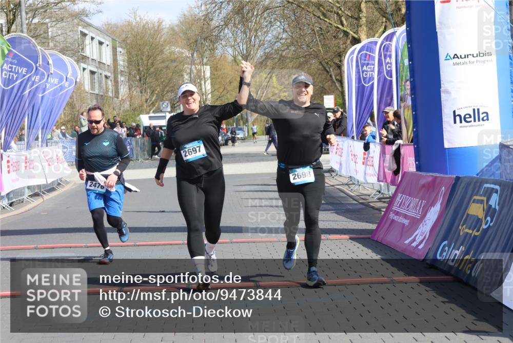 12.04.2026 - 45. Internationalen Wilhelmsburger Insellauf Strokosch-Dieckow http://msf.ph/oto/9473844 12.04.2026 11:30:36 Ziel 2697, 2698, 2476 meine-sportfotos.de