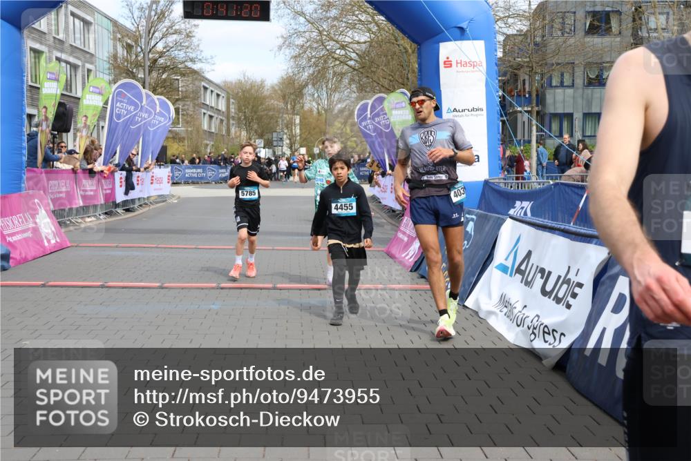 12.04.2026 - 45. Internationalen Wilhelmsburger Insellauf Strokosch-Dieckow http://msf.ph/oto/9473955 12.04.2026 12:54:19 Ziel 4455, 4037, 5784, 5785, 4658 meine-sportfotos.de